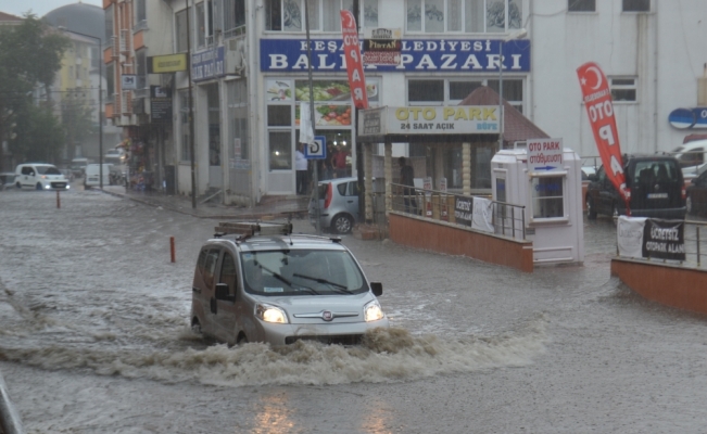 Edirne'de sağanak: Evleri su bastı