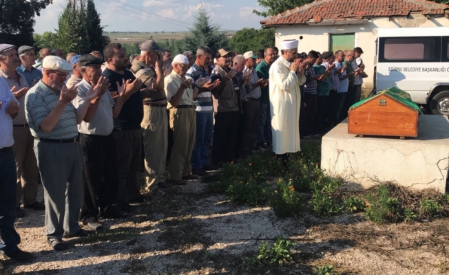 Eşini son yolcuğuna uğurladı