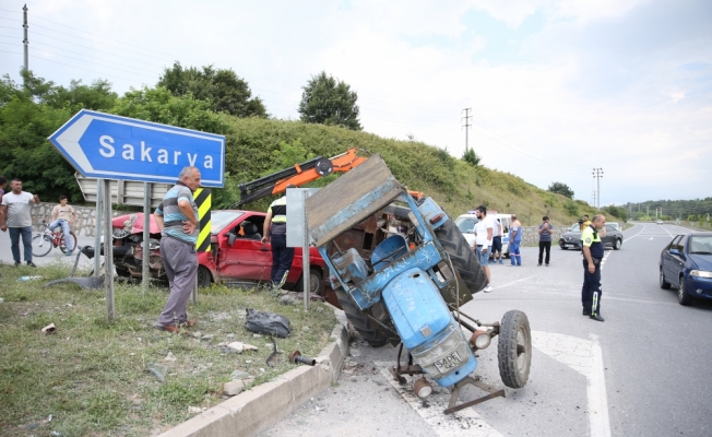 Traktörle otomobil çarpıştı: 7 yaralı