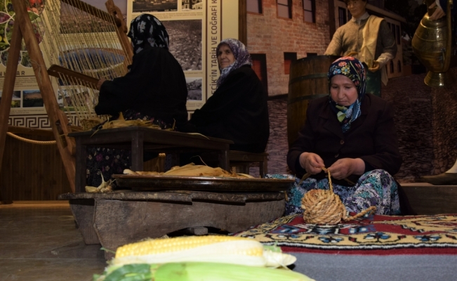 80'lik nineler müzede hasır örmeyi öğretiyor