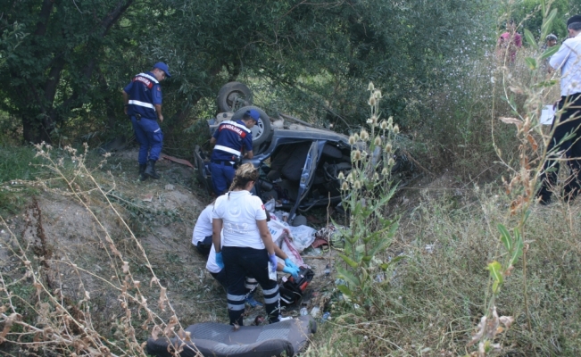 Otomobil şarampole devrildi: 2 ölü, 3 yaralı