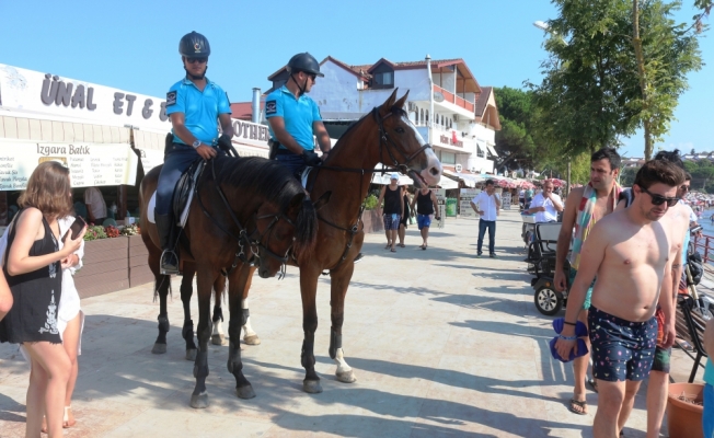 Atlı jandarma plajların ilgi odağı oldu