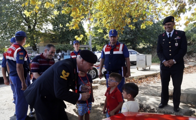 Çevirmeye giren araçtaki çocuklara “kırmızı düdük“