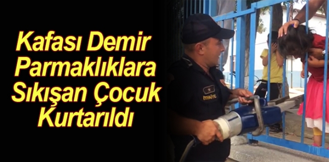 Kafası demir parmaklıklara sıkışan çocuk kurtarıldı