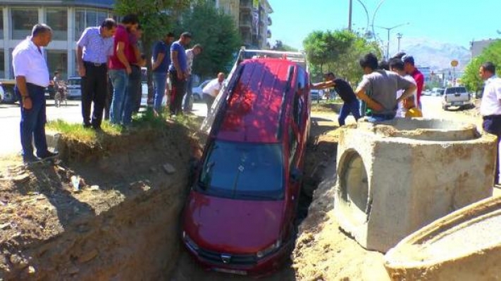 Otomobil çukura girdi