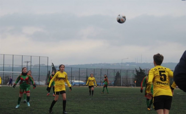 Tekirdağ'da kız futbol yaz okuluna devam ediliyor