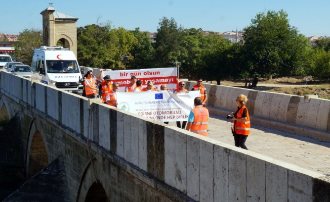 Araçlarını bırakıp yürüdüler