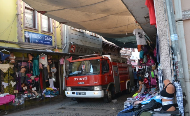 Ev eşyası satılan iş yerinde yangın