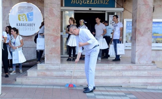 Başkan Özkan, esnafa süpürge dağıttı