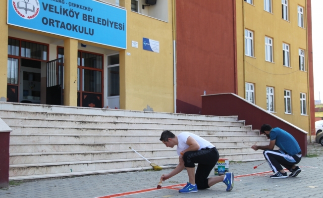 Görev yaptığı okulu kucağındaki bebeğiyle temizledi