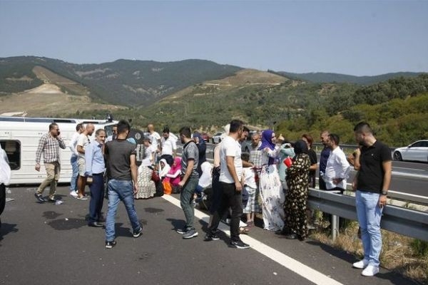 Otoyolda lastiği patlayan minibüs devrildi: 14 yaralı