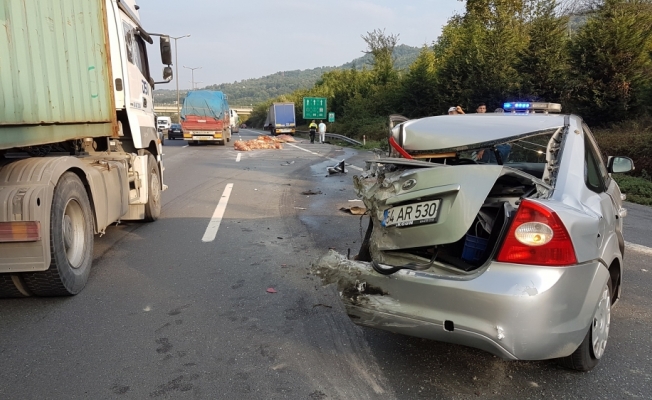 Tır polis aracına çarptı: 2 polis yaralandı