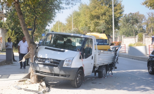 Yalova'da minibüs kamyonete çarptı: 8 yaralı