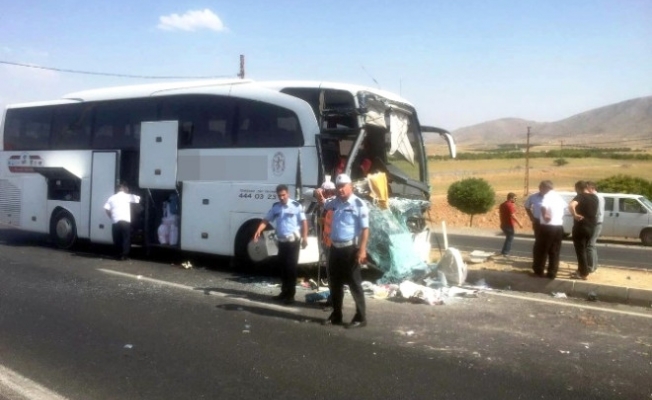 Balıkesir'de yolcu otobüsünün temizlik aracına çarpması