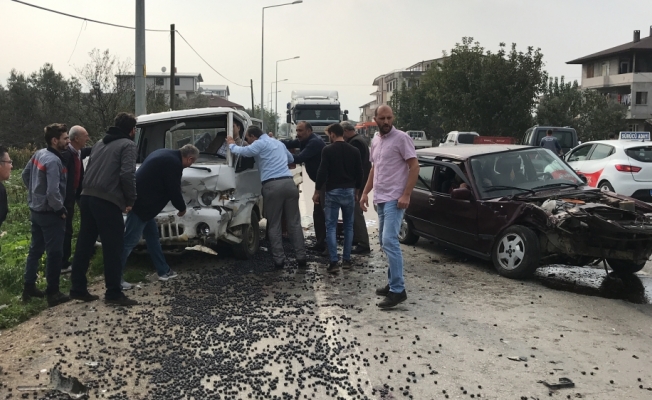 Bursa'da otomobil ile zeytin yüklü kamyonet çarpıştı