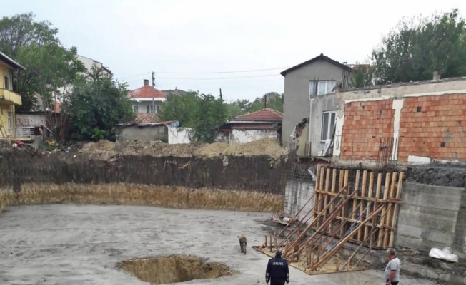 Gelibolu'da inşaat çukuruna düşen köpeği itfaiye kurtardı