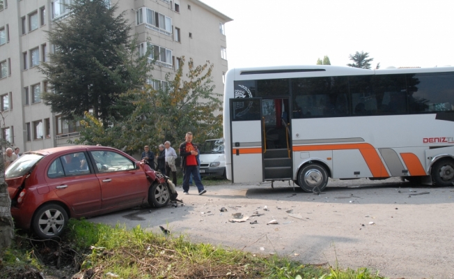 Gölcük'te trafik kazası: 2 yaralı