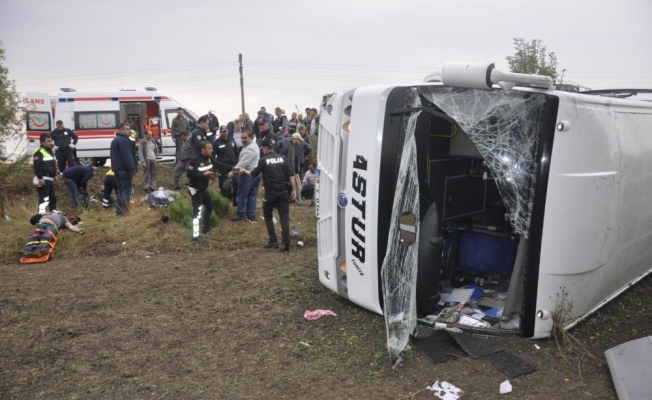 İşçi servisi devrildi: 14 yaralı