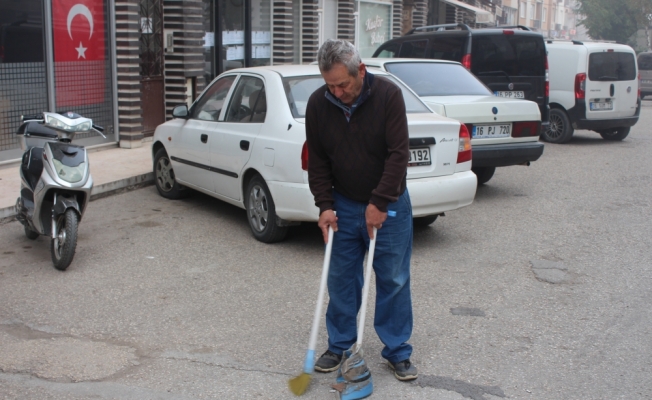 Gönüllü çevreci, her gün İnegöl sokaklarını temizliyor