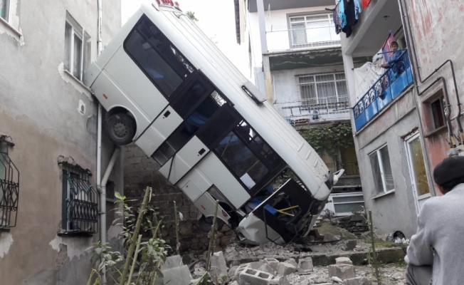 Kocaeli'de minibüs devrildi: 11 yaralı