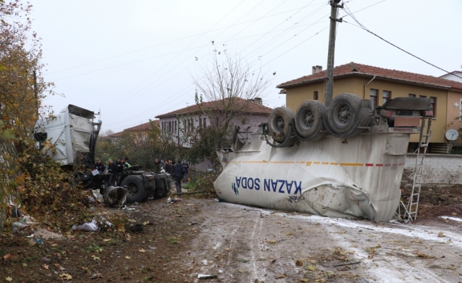 Kocaeli'de rotu çıkan tır devrildi