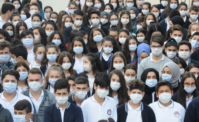 Lösemili çocuklar için okuldaki herkes maske taktı