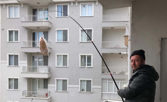 Mahsur kaldığı apartmanda oltayı “iyilik“ için çekti