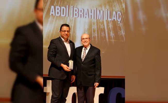 Abdi İbrahim'e iki ayrı organizasyondan ödül