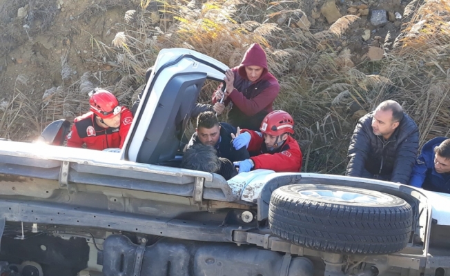 Balıkesir'de kamyonet devrildi: 4 yaralı