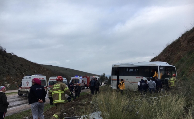 Balıkesir'de midibüs şarampole devrildi: 6 yaralı