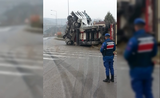 Bilecik'te tır devrildi: 1 yaralı