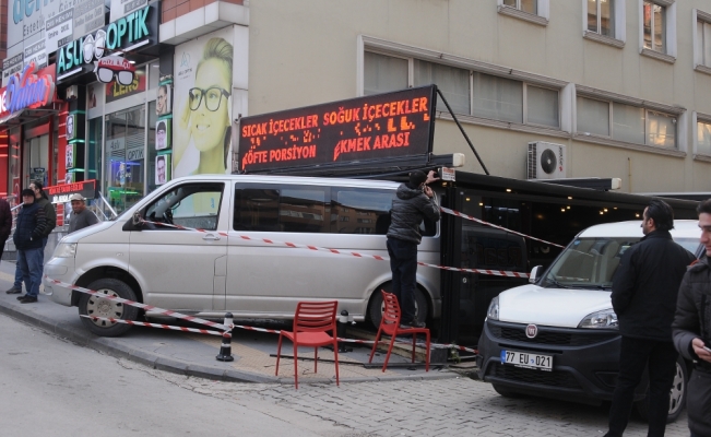 El freni boşalan minibüs kafeye girdi