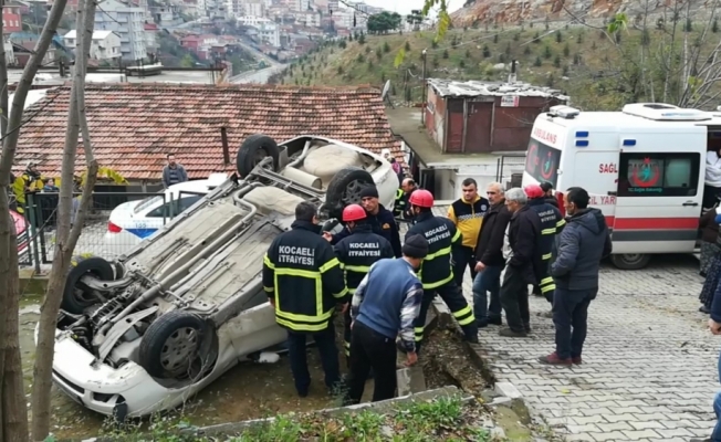 Gebze'de otomobil evin bahçesine devrildi