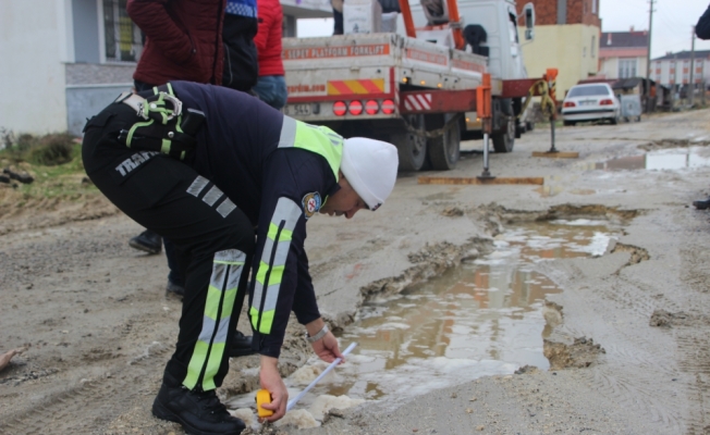 Öğrenci servisi çöken yola saplandı