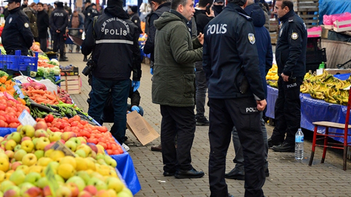 Pazarda alışveriş yapan kadının başından vurulması