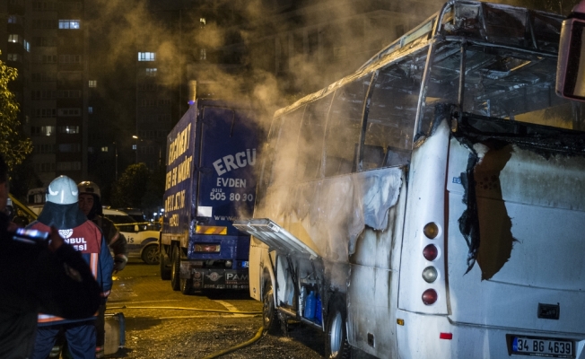 Bahçelievler'de park halindeki midibüs yandı