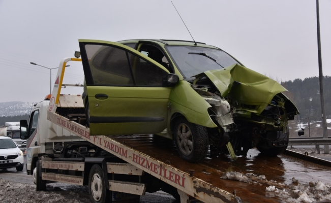 Bozüyük'te otomobil bariyerlere çarptı: 2 yaralı