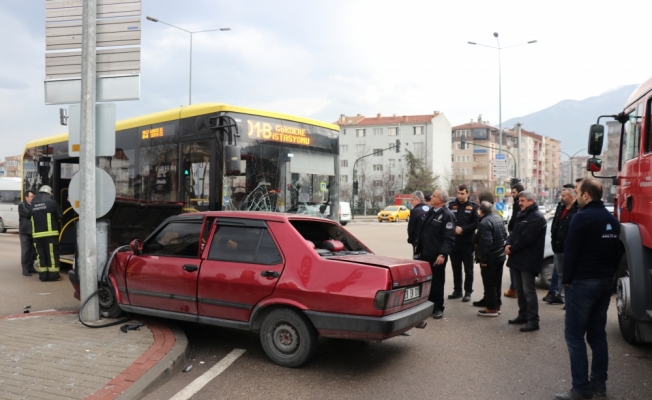 Bursa'da otomobille halk otobüsü çarpıştı: 1 yaralı