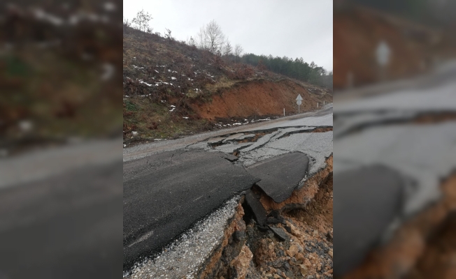 Bursa'da yağmur nedeniyle yol çöktü