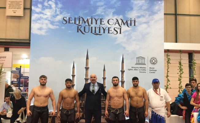 EMİTT'te yağlı güreş gösterisi ilgi gördü