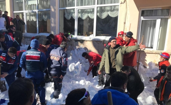 GÜNCELLEME  2 - Uludağ'da çatıdaki kar kütlesi vatandaşların üzerine düştü