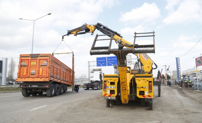 Kupadan ayrılan dorse nedeniyle trafikte bir süre aksama yaşandı