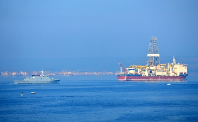 Türkiye'nin ikinci sondaj gemisi Çanakkale Boğazı'ndan geçti