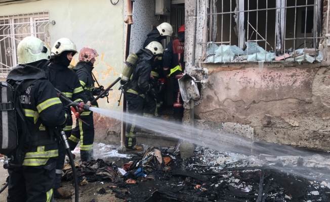 Bursa'da evin önündeki doğal gaz kutusu alev aldı