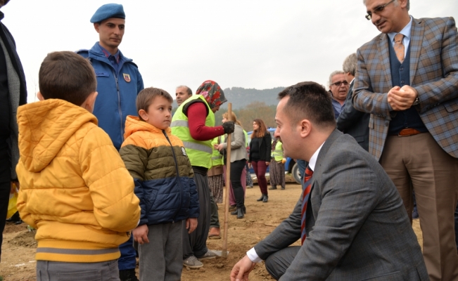 Osmaneli'de 500 fidan toprakla buluşturuldu