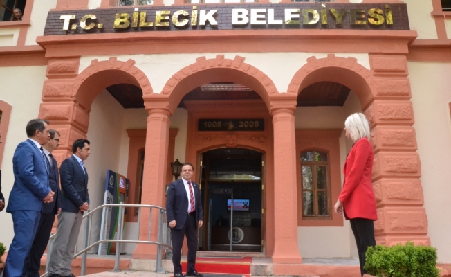 Bilecik Belediyesi hizmet binasının tabelası değiştirildi