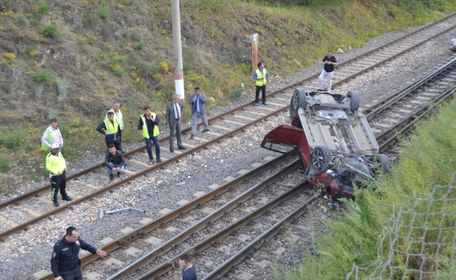 Bilecik'te otomobil tren rayına devrildi: 1 yaralı