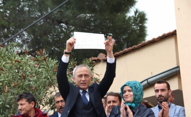 Gökçeada Belediye Başkanı Ünal Çetin, mazbatasını aldı