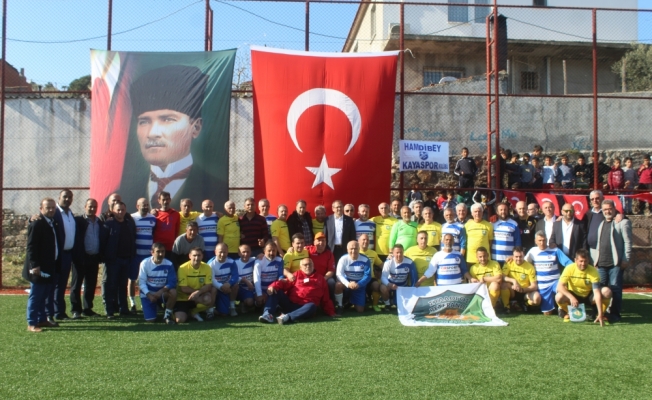 Türk ve Yunan veteran futbolcular dostluk maçı yaptı