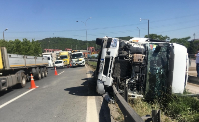 Anadolu Otoyolunda devrilen tanker ulaşımı aksattı